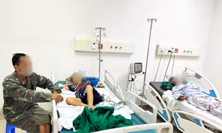 Các bệnh nhân đang cấp cứu tại bệnh viện.