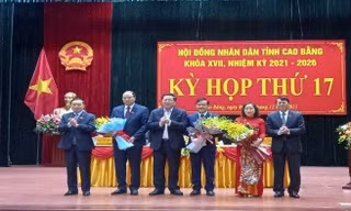 Tặng hoa cho các ông, bà trúng cử và miễn nhiệm các chức vụ do HĐND tỉnh bầu. 