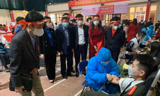 Đại diện báo Tiền Phong, Ban tổ chức chương trình "Lễ hội xuân hồng- Chủ nhật đỏ 2022" thăm, động viên người hiến máu tình nguyện -Ảnh: Duy Chiến 