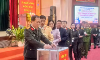 Ủng hộ chương trình xóa nhà tạm, nhà dột nát trên địa bàn Lạng Sơn. Ảnh: Duy Chiến. 