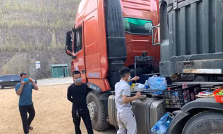 Việc nấu nướng, sinh hoạt hàng ngày của cánh lái xe đường dài tại cửa khẩu Tân Thanh thực hiện tạm bợ, mất an toàn vệ sinh thực phẩm -Ảnh: Duy Chiến 