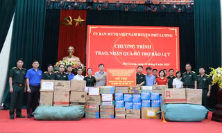Ban Thanh niên Quân đội tặng quà cho nhân dân tỉnh Thái Nguyên. (ảnh: Giang Nam)