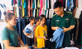 Cán bộ, chiến sỹ Biên phòng Cao Bằng mua sắm quần áo để các em đón chào năm học mới -Ảnh: PV