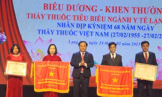 Phó Chủ tịch tỉnh Lạng Sơn Lương Trọng Quỳnh (giữa) trao tặng cờ thi đua, bằng khen Thủ tướng CP cho tập thể, cá nhân xuất sắc -Ảnh: Duy Chiến 