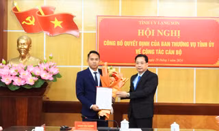 Phó Chủ tịch UBND thành phố Lạng Sơn 38 tuổi nhận Quyết định, hoa của lãnh đạo tỉnh Lạng Sơn. Ảnh: Duy Chiến 