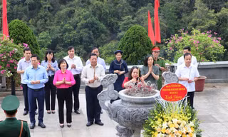 Dâng hương, dâng hoa tưởng nhớ Bác Hồ. 