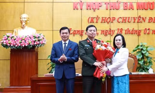 Đại tá Nguyễn Tiến Trung nhận hoa chúc mừng. 