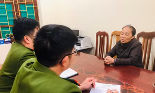 Đối tượng Đinh Thị Thảo tại cơ quan công an -Ảnh: TL
