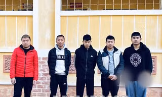 5 đối tượng cá độ bóng đá tại cơ quan công an -Ảnh: H.M