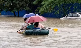 Phố thành sông, ngập xe ô tô ở thành phố Thái Nguyên.