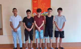 Năm đối tượng ở huyện biên giới Văn Lãng mang "hàng nóng" đến thị trấn Văn Quan để hát, sử dụng ma túy -ảnh: T. Tâm 