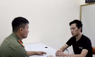 Đối tượng Đinh Ngọc Long (bìa phải) tại cơ quan công an -Ảnh: Duy Chiến 