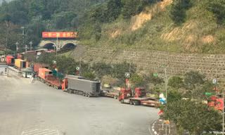 Xe chở hàng xuất khẩu ở cửa khẩu quốc tế Hữu Nghị. 