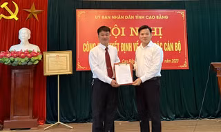 Ông Triệu Thanh Sơn (bìa trái) nhận Quyết định bổ nhiệm.
