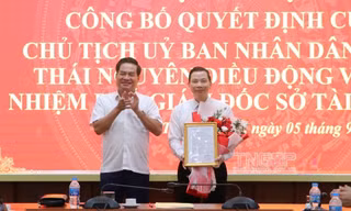 Ông Mai Trọng Tấn nhận quyết định bổ nhiệm. 