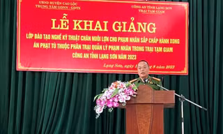 Khai giảng lớp học nghề chăn nuôi lợn cho phạm nhân Lạng Sơn. Ảnh: Duy Chiến 