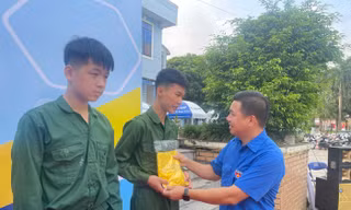 Tặng quà cho các chiến sỹ nhí. Ảnh: H.T