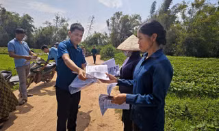 Phát tờ rơi khuyến nông ở Lạng Sơn.