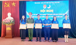 Nhiều tập thể cá nhân được khen thưởng. Ảnh: Duy Chiến 