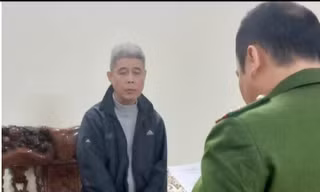 Ông Tô Quang Tuyến nghe lệnh bắt tạm giam -Ảnh: TL