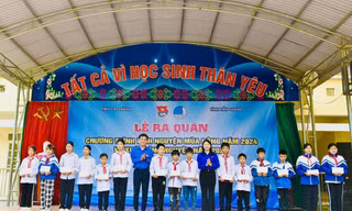 Tặng quà cho các cháu thiếu nhi Cao Bằng.