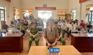 Bị cáo Vy Thị Huệ (giữa).