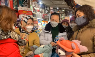 Trời lạnh buốt, mặt hàng chống rét như túi sưởi được các du khách tìm mua rất nhiều, tạo nên thị trường sôi động từ đầu năm ở xứ Lạng -Ảnh: Duy Chiến 