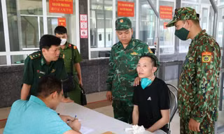 Đối tượng Vàng Vản Hờ (giữa) tại cơ quan Biên phòng tỉnh Cao Bằng -Ảnh: PV