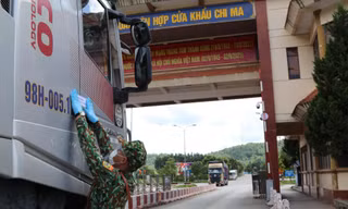 Xe ô tô Trung Quốc sang ta đều được niêm phong cabin, không tiếp xúc với người bên ngoài -Ảnh: PV