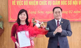 Bà Hoàng Thị Hiền, tân Giám đốc Sở Nội vụ tỉnh Lạng Sơn nhận Quyết định, hoa chúc mừng của lãnh đạo UBND tỉnh Lạng Sơn. Ảnh: Duy Chiến.