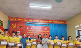 Tặng quà cho các VĐV.