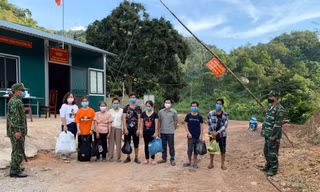 Biên phòng Tân Thanh ngăn chặn nhóm người nhập cảnh trái phép qua đường mòn biên giới .Ảnh: Duy Chiến 