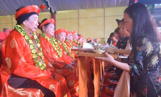 Dâng trà hiếu lễ với cha mẹ- hoạt động ý nghĩa trong Đại lễ chúc thọ ở Lạng Sơn -Ảnh: Duy Chiến 