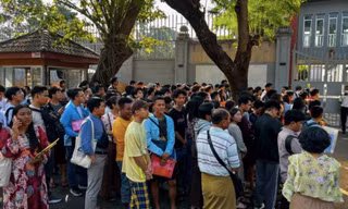 Hàng ngàn người tìm cơ hội rời khỏi Myanmar sau khi chính quyền quân sự áp luật mới
