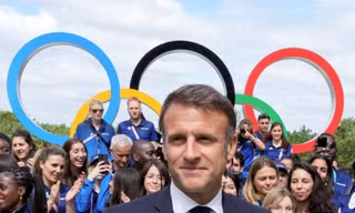 Tổng thống Pháp Emmanuel Macron gặp gỡ các vận động viên khi ông thăm Làng Olympic Paris ngày 22/7. (Ảnh: Reuters)