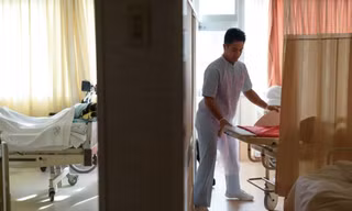 Sinh viên nước ngoài học nghề ở Nhật Bản sẽ có nhiều cơ hội hơn để được phép cư trú. (Ảnh: Bloomberg)