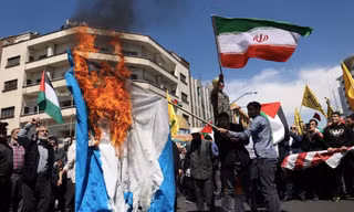 Người Iran đốt cờ Israel trong sự kiện ở Tehran ngày 5/4. (Ảnh: WANA)