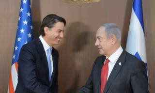 Đại sứ Mỹ Amos Hochstein và Thủ tướng Israel Benjamin Netanyahu. (Ảnh: CNN)