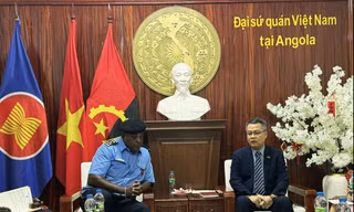 Đại sứ Dương Chính Chức làm việc với cảnh sát Angola ngày 29/7. (Ảnh: Fb ĐSQ)