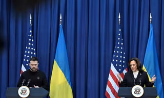 Phó Tổng thống Mỹ Kamala Harris trong cuộc gặp Tổng thống Ukraine Volodymir Zelensky ngày 17/2 tại Đức. (Ảnh: Reuters)