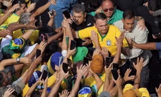 Cựu Tổng thống Brazil Jair Bolsonaro cùng hàng ngàn người tham gia cuộc tuần hành ngày 26/2. (Ảnh: Reuters)