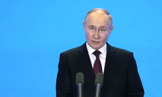 Tổng thống Nga Vladimir Putin bài phát biểu tại Triển lãm Nga-Trung lần thứ 8 và Diễn đàn Nga-Trung về hợp tác liên vùng lần thứ 4 tại Cáp Nhĩ Tân, Trung Quốc, ngày 17/5. (Ảnh: Sputnik)