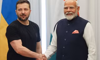 Thủ tướng Ấn Độ Narendra Modi trong cuộc gặp Tổng thống Ukraine Volodymir Zelensky tại Ý vào tháng 6. (Ảnh: X@narendramodi)