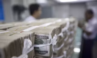 Đồng kyat của Myanmar đang giảm xuống mức kỷ lục so với đô la Mỹ. (Ảnh: Reuters)