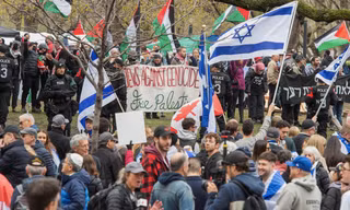 Cảnh sát đứng giữa nhóm phản biểu tình và khu cắm trại biểu tình ủng hộ người Palestine tại khuôn viên ĐH McGill ở Montreal, Quebec, Canada, ngày 2/5.