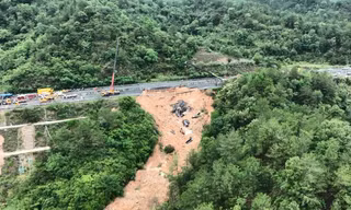 Hiện trường vụ sụt đường cao tốc ở tỉnh Quảng Đông. (Ảnh: Xinhua)