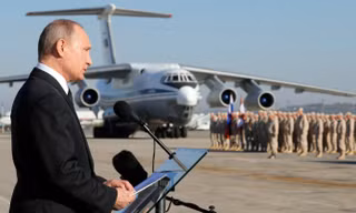 Tổng thống Nga Vladimir Putin phát biểu tại căn cứ không quân Hemeimeem ở Syria năm 2017. (Ảnh: AP)