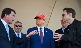 Tổng thống đắc cử Mỹ Donald Trump đến căn cứ của SpaceX để xem vụ phóng tàu vũ trụ ngày 19/11. (Ảnh: Reuters)