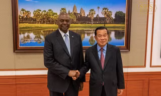 Bộ trưởng Quốc phòng Mỹ Lloyd Austin hội kiến Chủ tịch Thượng viện Campuchia Hun Sen ngày 4/6. (Ảnh: AKP)