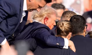 Ông Trump bị bắn vào tai phải trong cuộc vận động ngày 13/7. (Ảnh: Reuters)